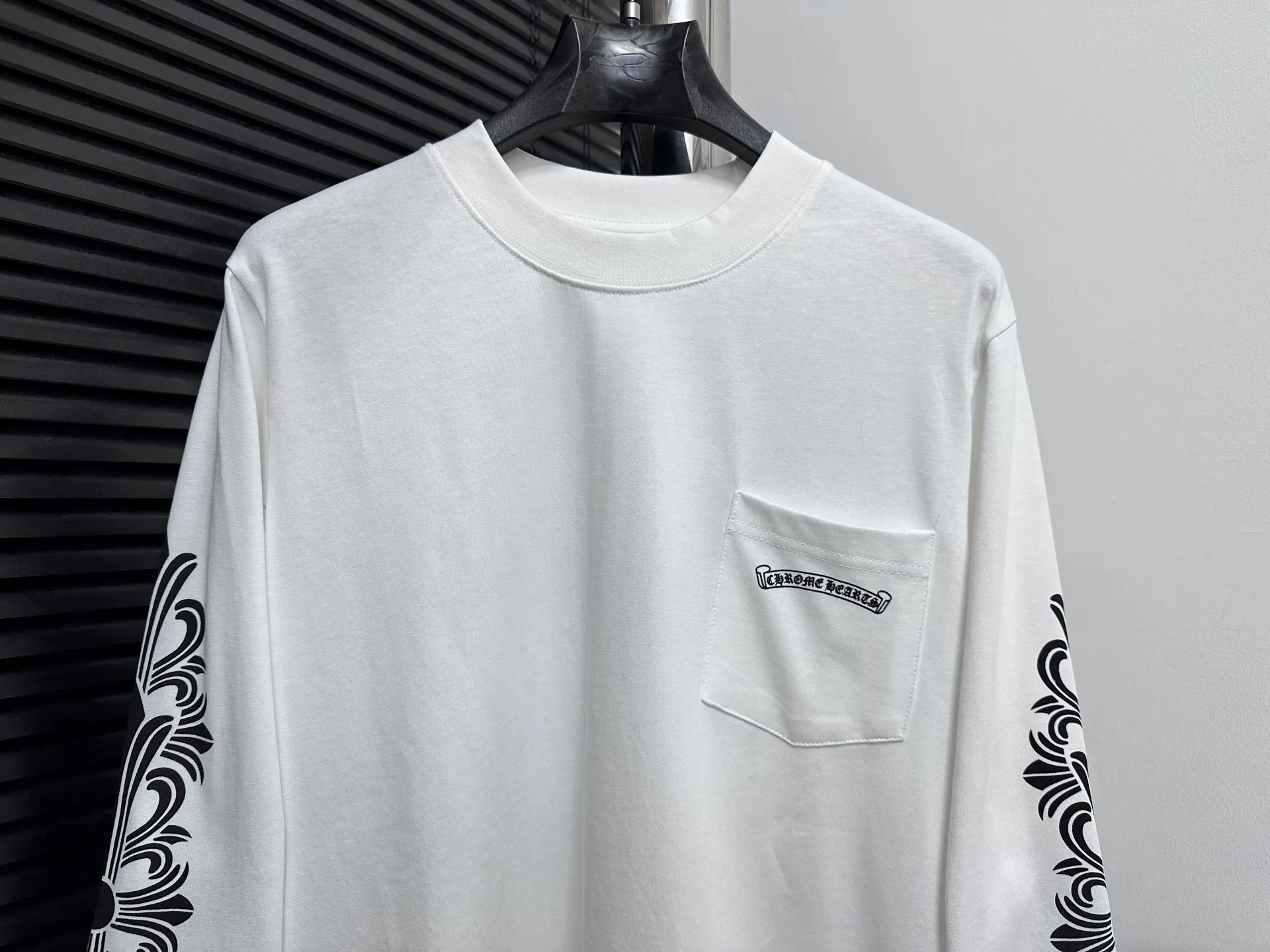 🅿️232 [Come hearts] Crow heart graffiti letters are limited to Sanskrit printed long sleeves. The collar and cuffs have high-weight threads. The fabric is custom-woven and dyed 280g double-yarn pure cotton. The washed anti-counterfeiting tags and other accessories are all in the correct version. It is super conspicuous, super pretty, and super stylish. The same style for men and women! The overall upper body highlights fashion and individuality. Wearing it together as a couple is a recommended T-shirt by the Street Ace!! Same style for men and women. Size: XS-L